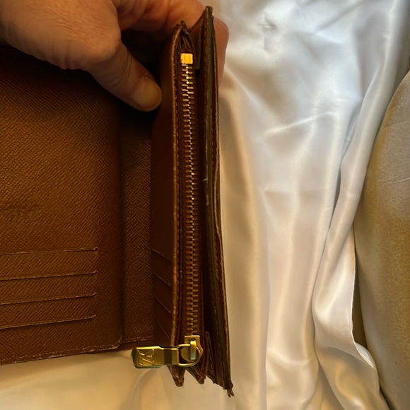 Louis Vuitton hard to find monogram trifold wallet with ID window - Picture 12 of 16